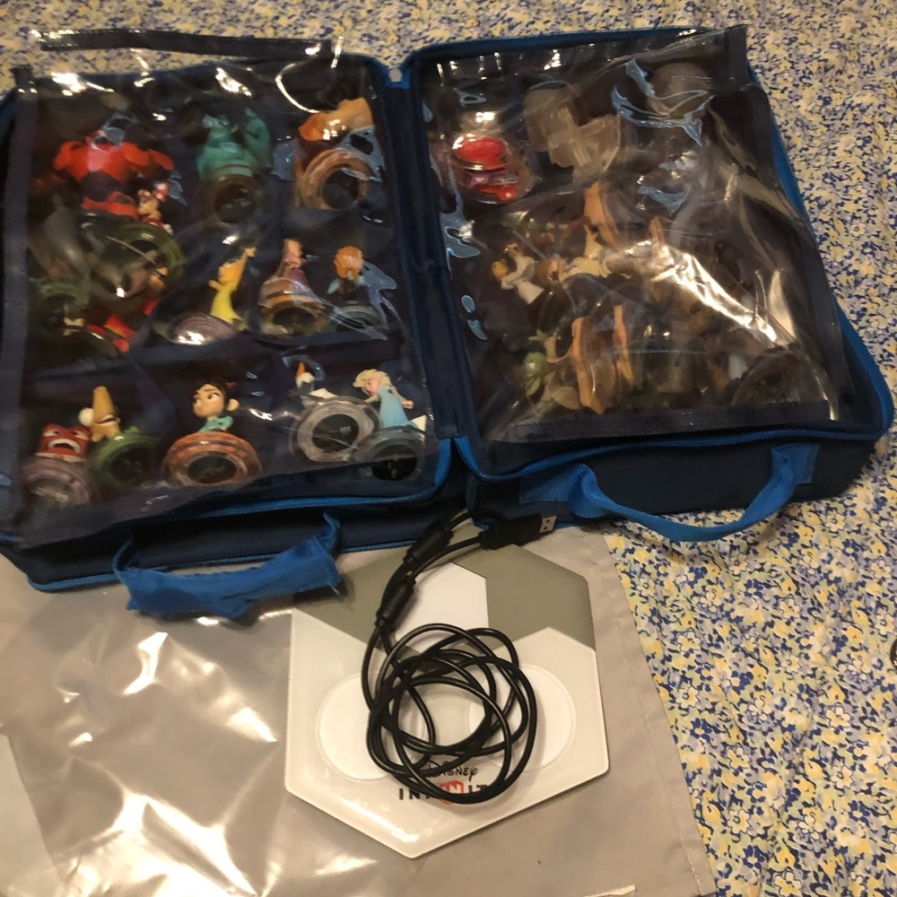 Disney Infinity 3.0 Figures, case, and Portal Base